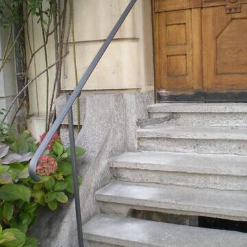 Absturz-sicherungen und Handläufe