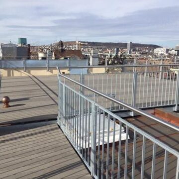 Zinnengeländer und Dachzinnen